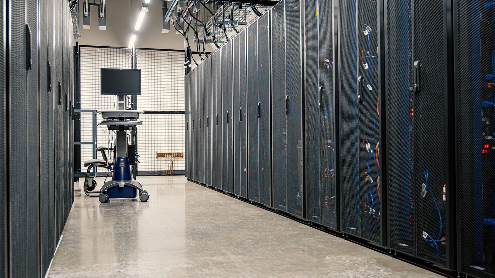Corredor de datacenter com bastidores de servidores