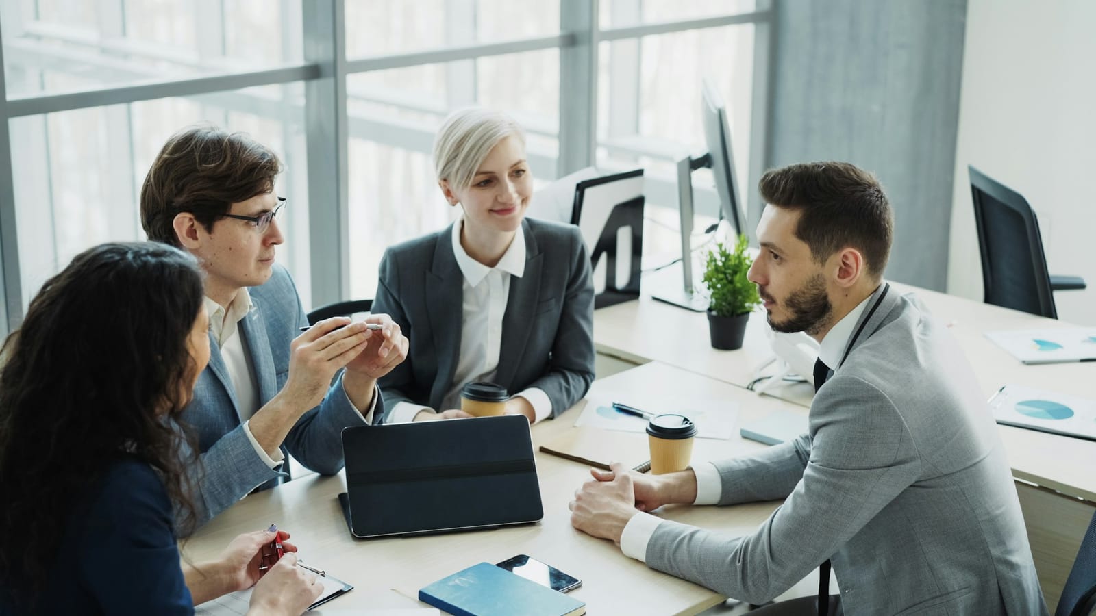 Equipa a trabalhar num escritório moderno