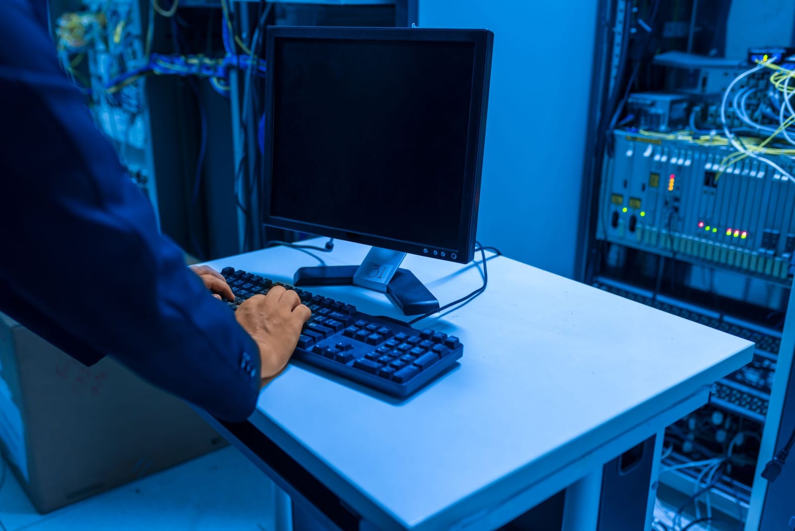 Técnico a trabalhar num datacenter na recuperação de serviços