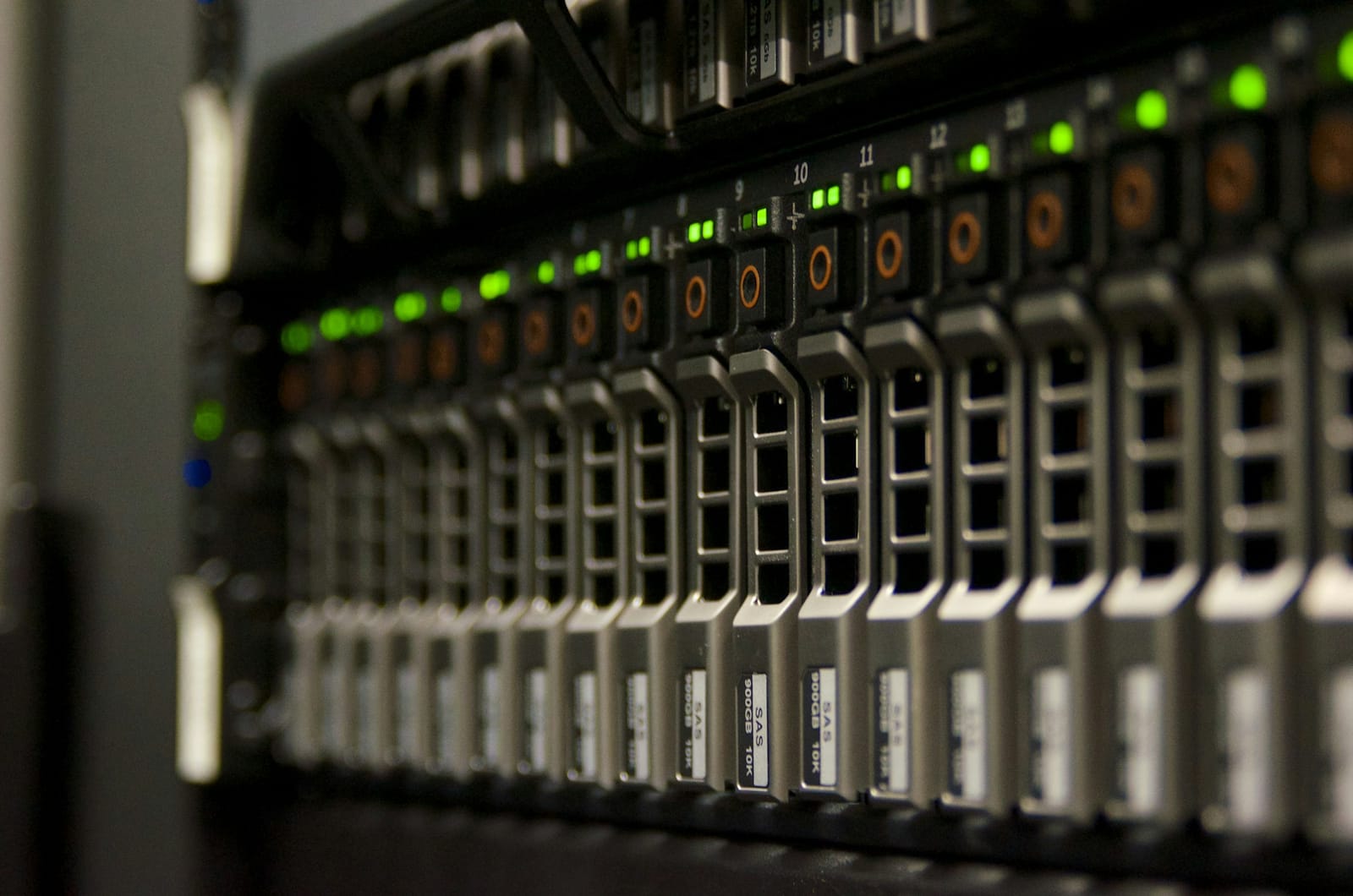 Servidores de alojamento num bastidor de datacenter
