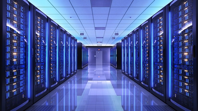 Corredor de datacenter com bastidores de servidores iluminados