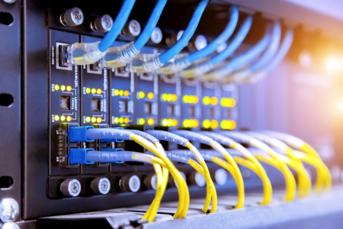 Cabos de fibra óptica e de rede ligados a equipamento activo