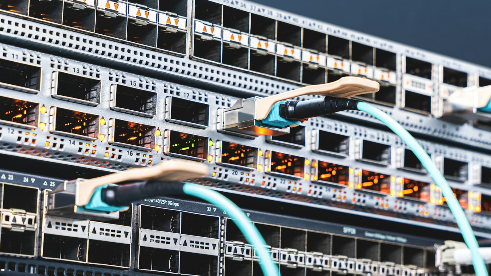 Switch de rede com cabos ethernet ligados