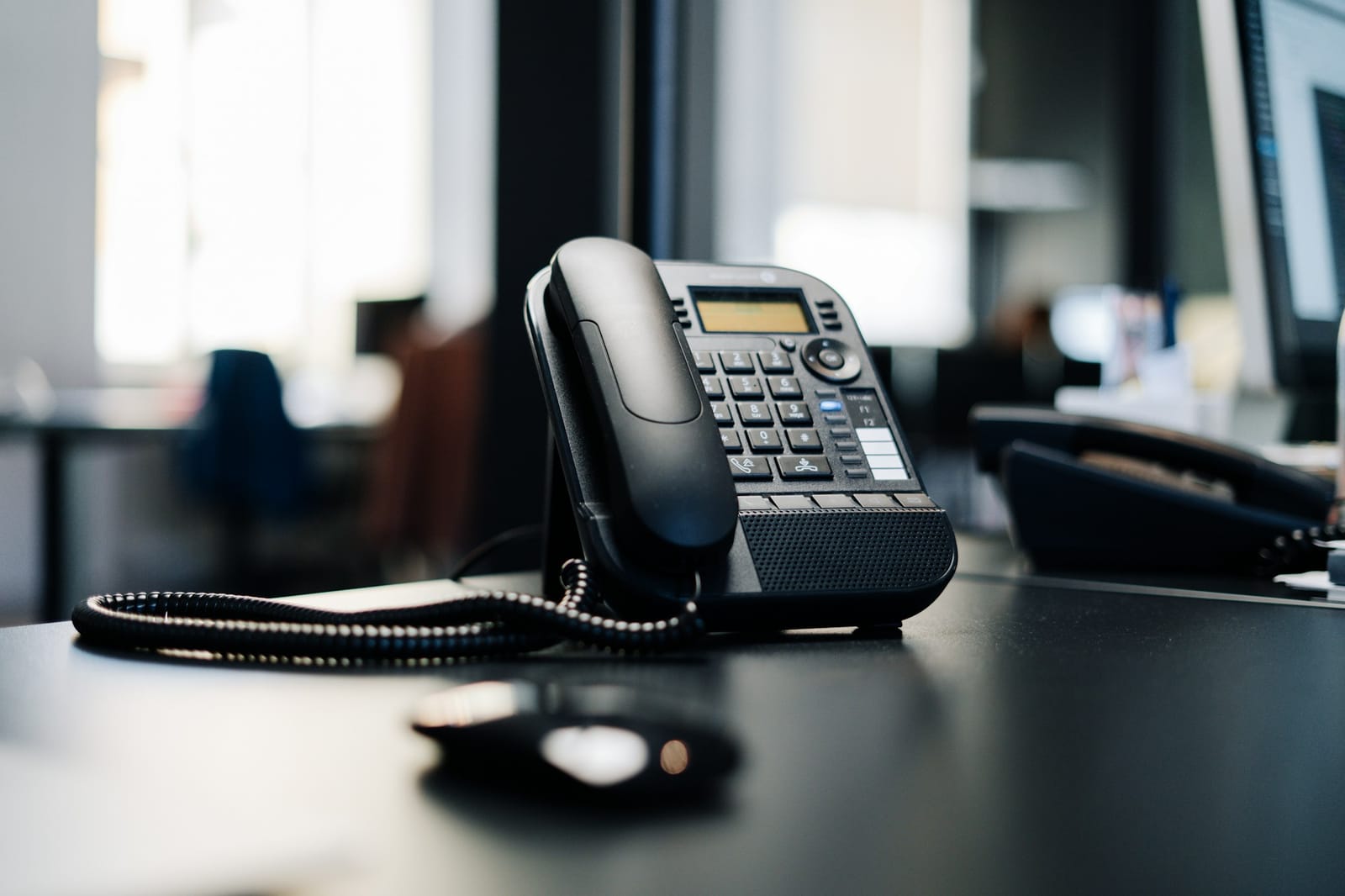 Telefone IP numa secretária de escritório — comunicações unificadas de voz e dados