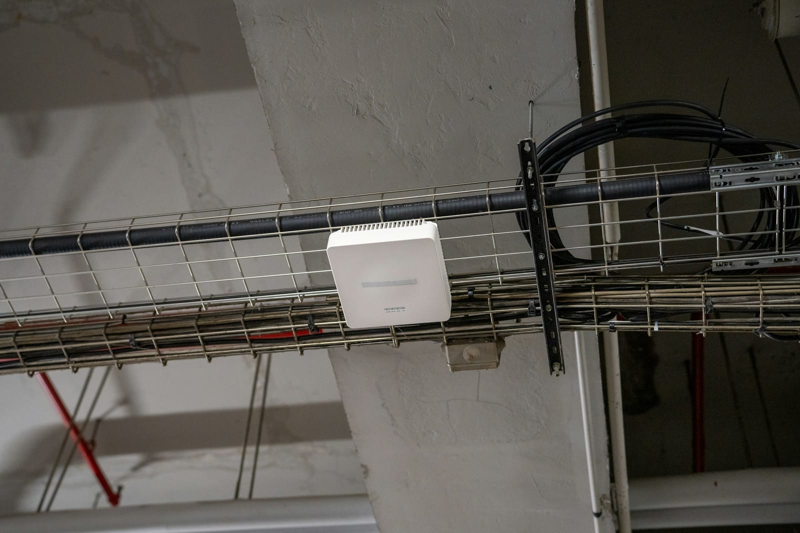 Ponto de acesso wireless instalado num escritório